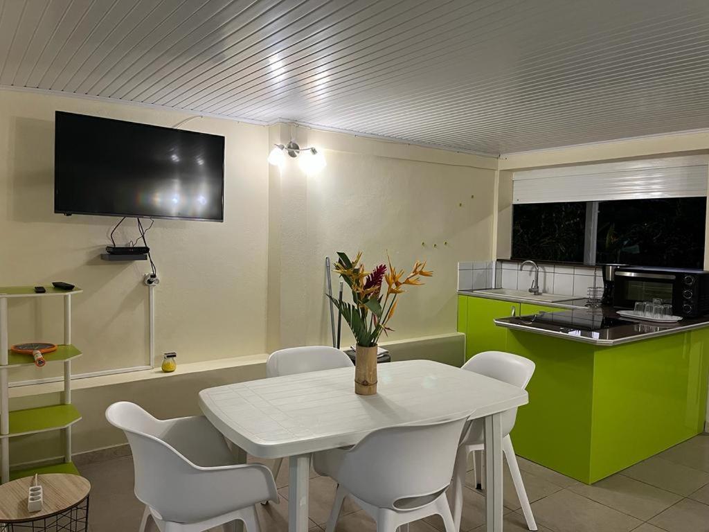 Agreable Appartement En Rez-De-Jardin A 450M De La Mer Sainte-Anne Exterior photo